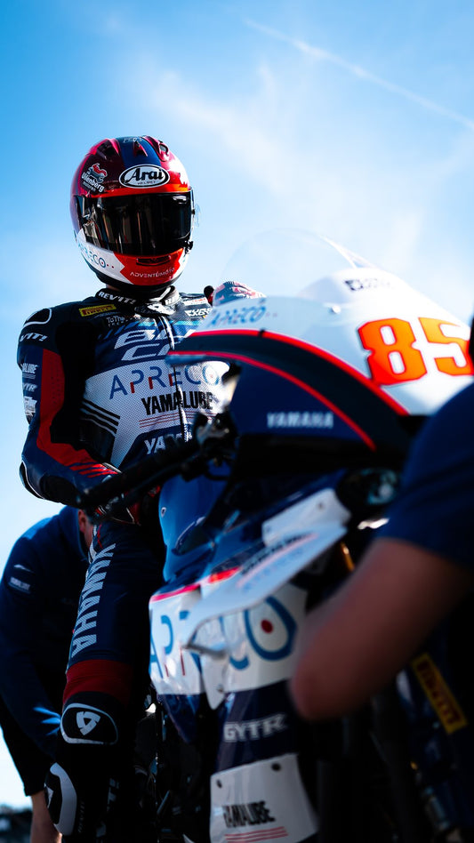Twan Smits on the grid beside the number 85 Team Apreco Yamaha R1