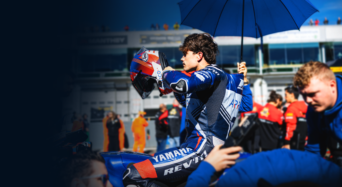Twan Smits on the grid with the number 85 Yamaha R1